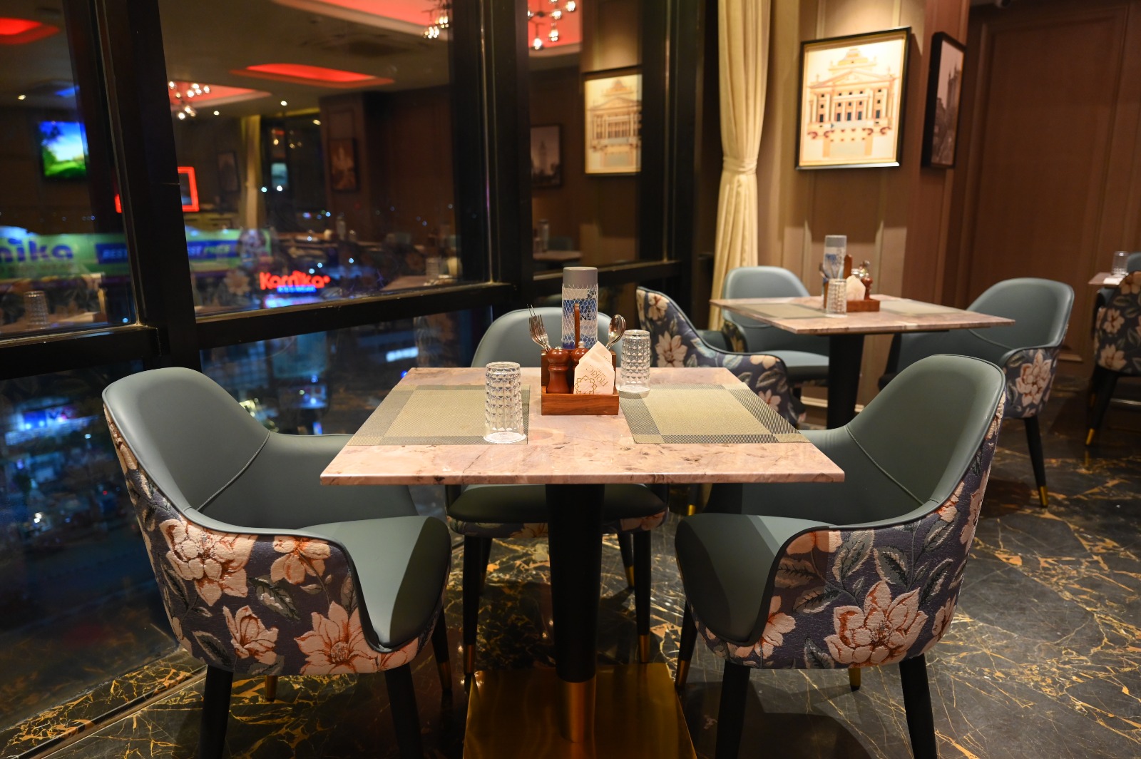 Elsa restaurant table setup